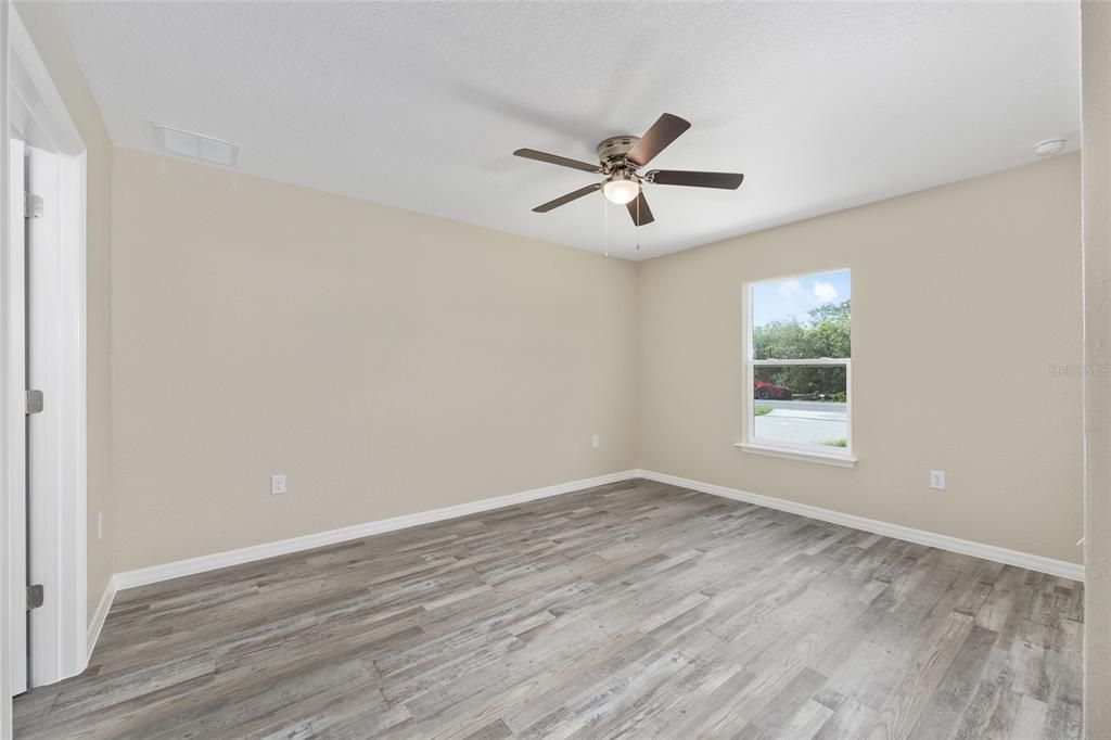 Active With Contract: $215,000 (3 beds, 2 baths, 1091 Square Feet)