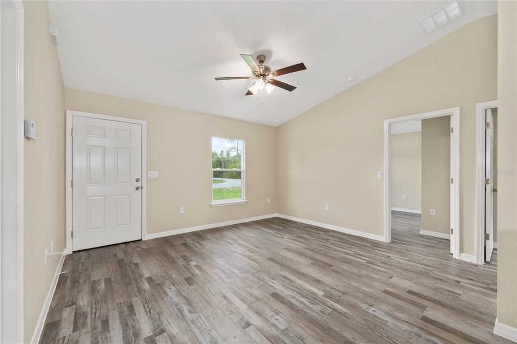 Active With Contract: $215,000 (3 beds, 2 baths, 1091 Square Feet)