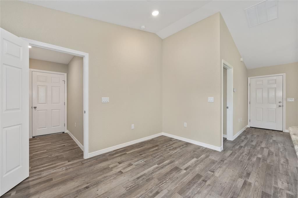Active With Contract: $215,000 (3 beds, 2 baths, 1091 Square Feet)