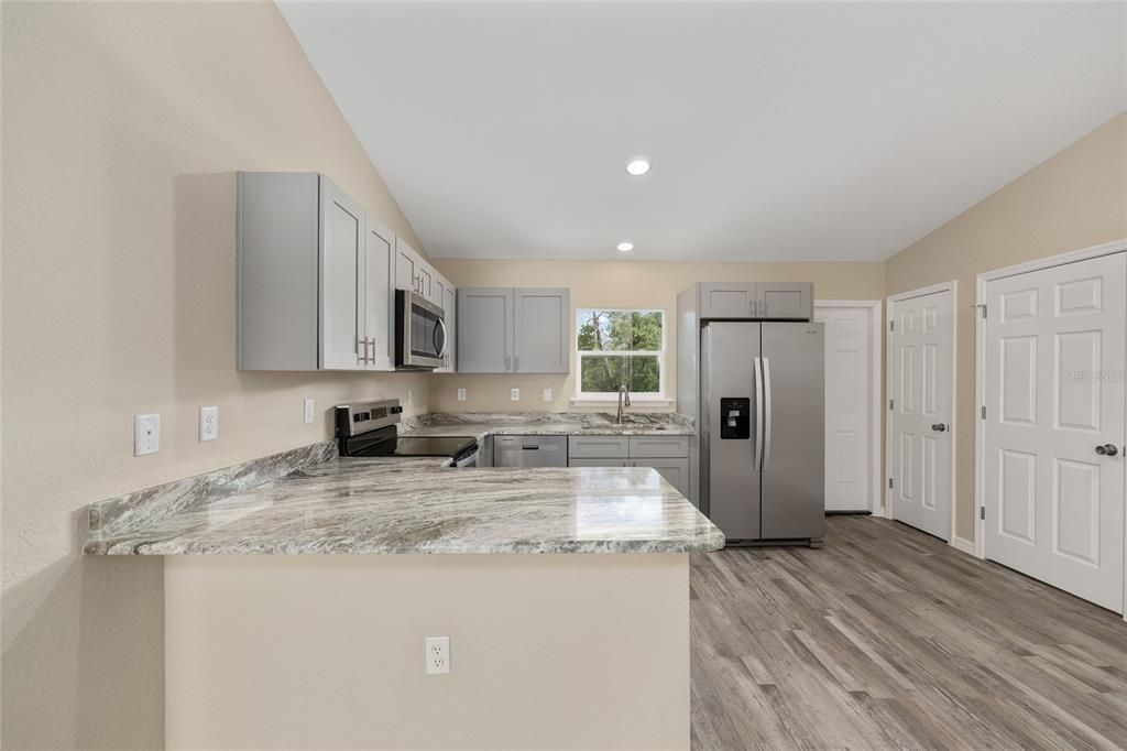 Active With Contract: $215,000 (3 beds, 2 baths, 1091 Square Feet)