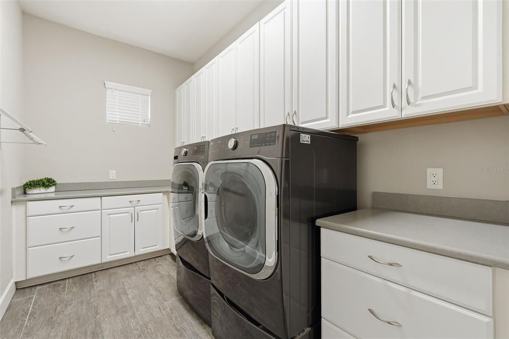 Active With Contract: $1,999,000 (5 beds, 4 baths, 5166 Square Feet)