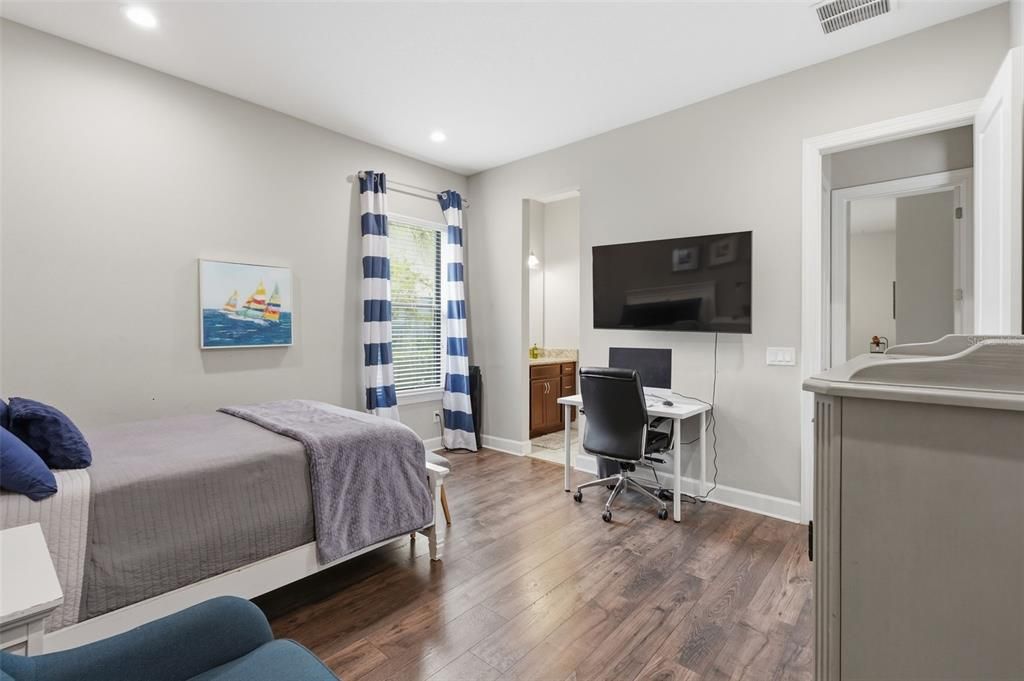 Active With Contract: $1,999,000 (5 beds, 4 baths, 5166 Square Feet)