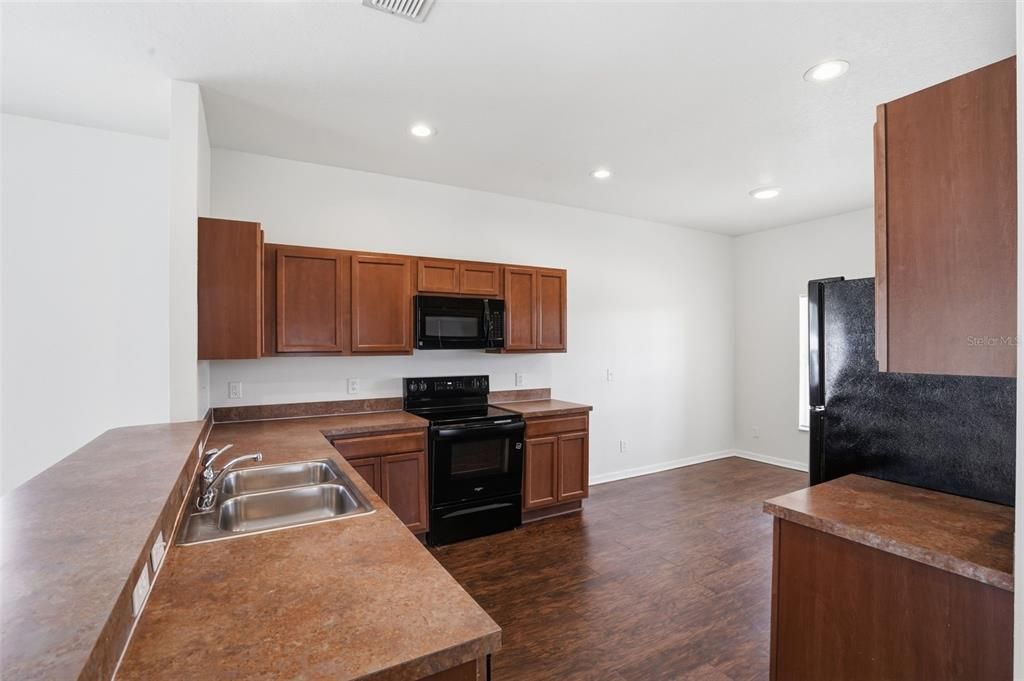 Active With Contract: $254,900 (3 beds, 2 baths, 1719 Square Feet)