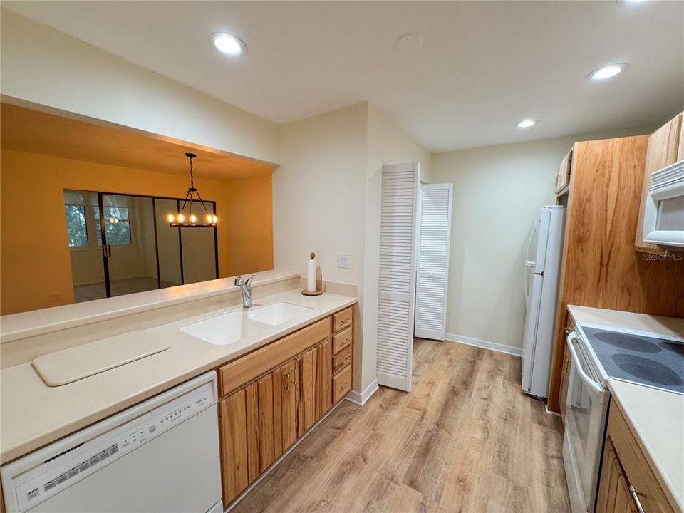 Под контрактом: $169,900 (2 спален, 1 ванн, 1076 Квадратных фут)