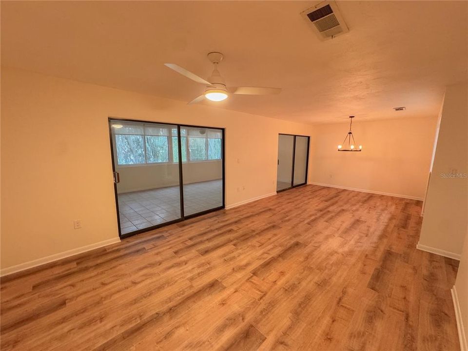 Под контрактом: $169,900 (2 спален, 1 ванн, 1076 Квадратных фут)