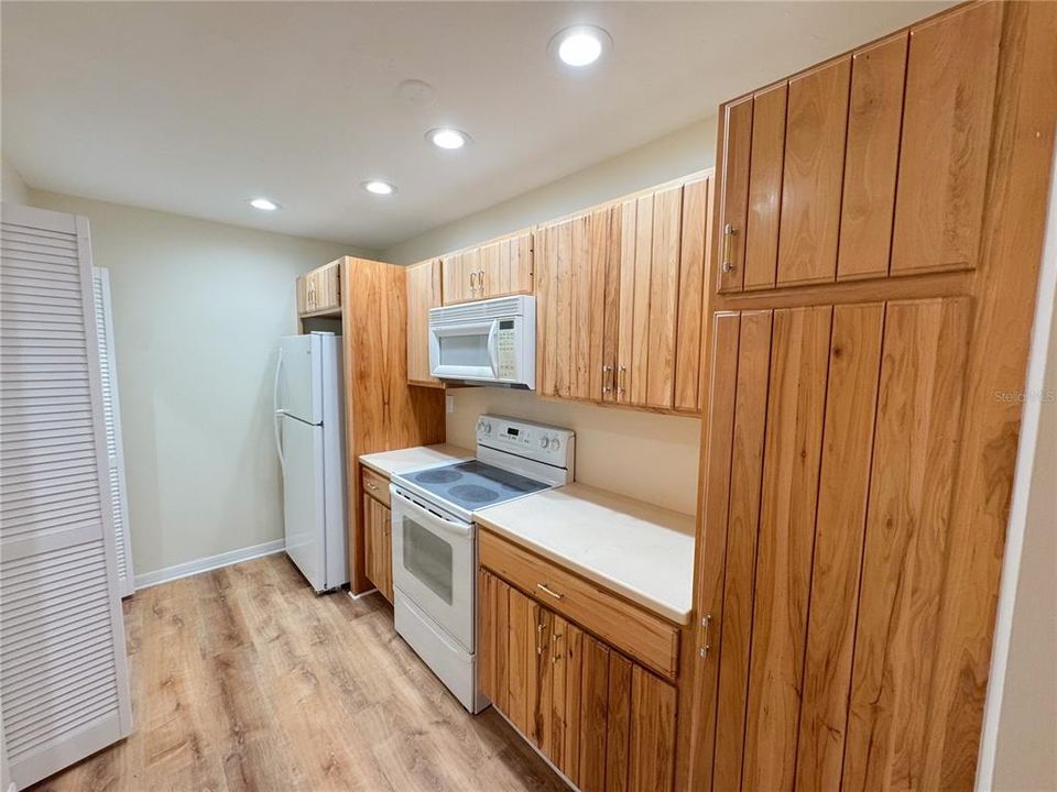 Под контрактом: $169,900 (2 спален, 1 ванн, 1076 Квадратных фут)