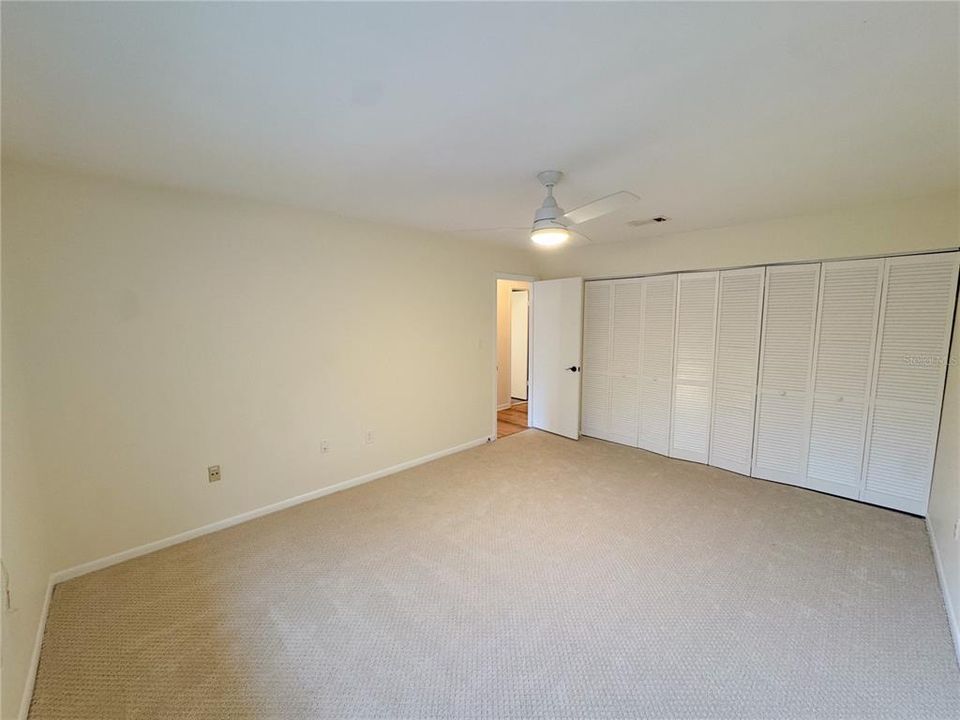 Под контрактом: $169,900 (2 спален, 1 ванн, 1076 Квадратных фут)