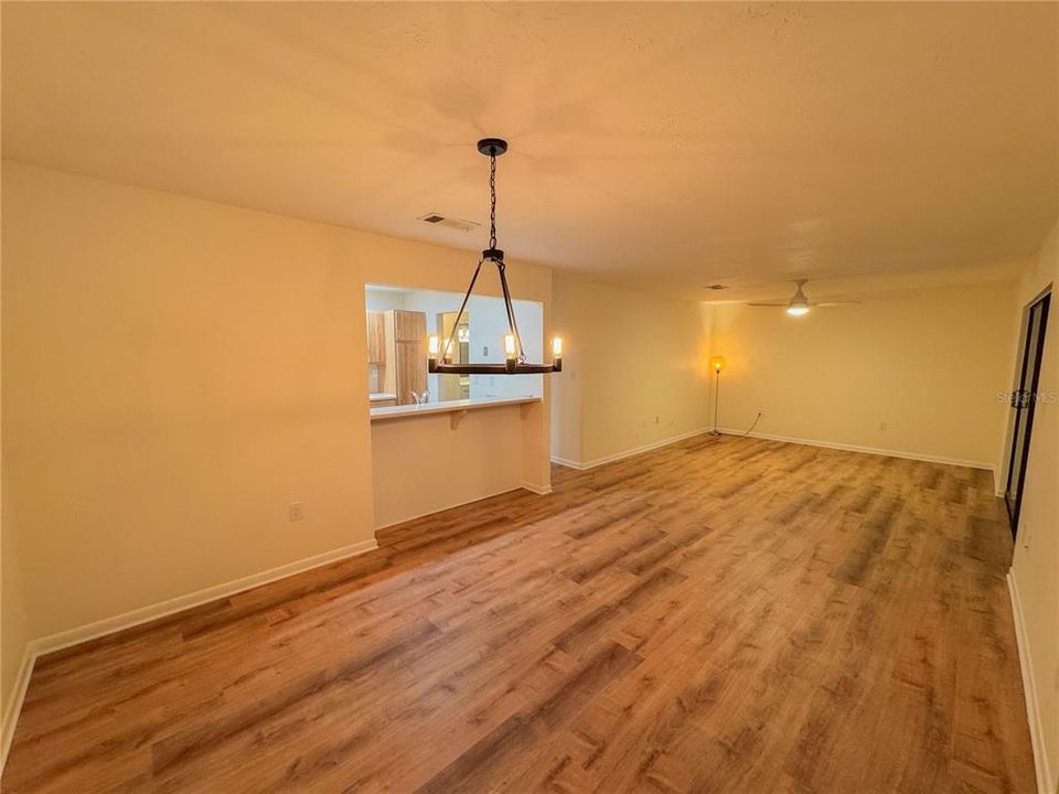 Под контрактом: $169,900 (2 спален, 1 ванн, 1076 Квадратных фут)