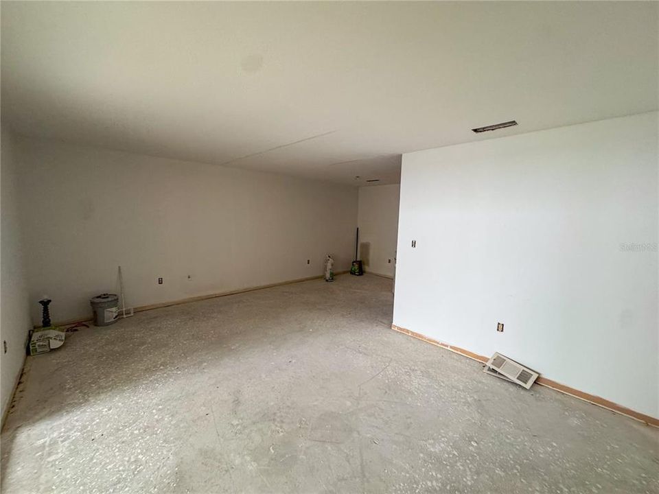 合同活跃: $115,000 (1 贝兹, 1 浴室, 807 平方英尺)