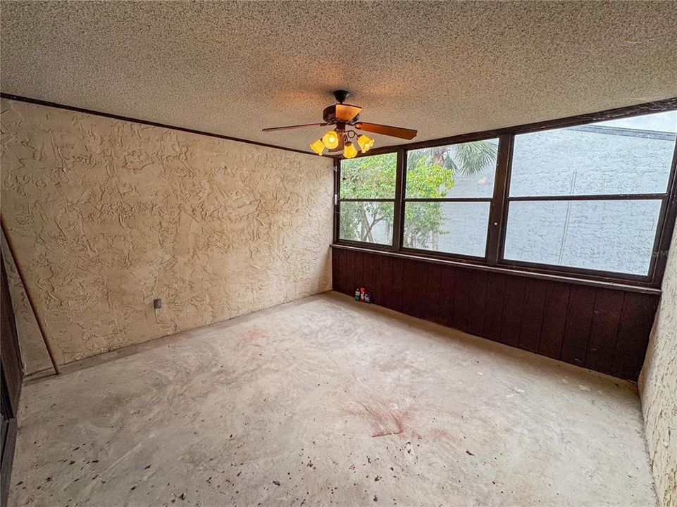 合同活跃: $115,000 (1 贝兹, 1 浴室, 807 平方英尺)