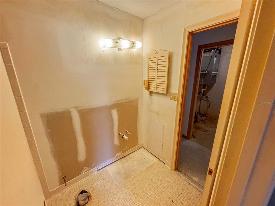 合同活跃: $115,000 (1 贝兹, 1 浴室, 807 平方英尺)