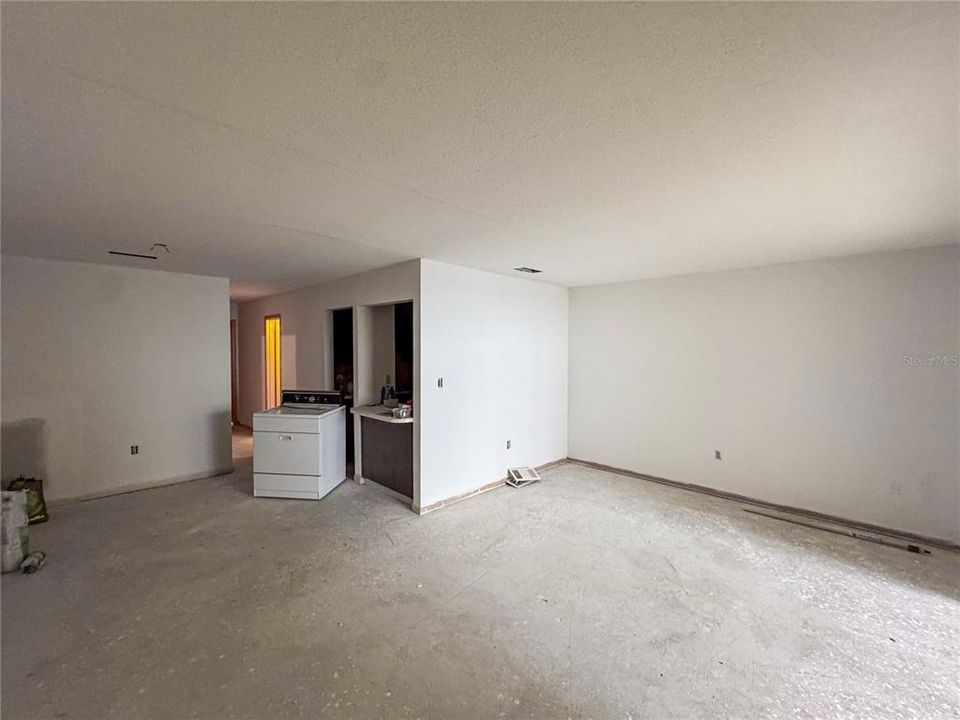 合同活跃: $115,000 (1 贝兹, 1 浴室, 807 平方英尺)