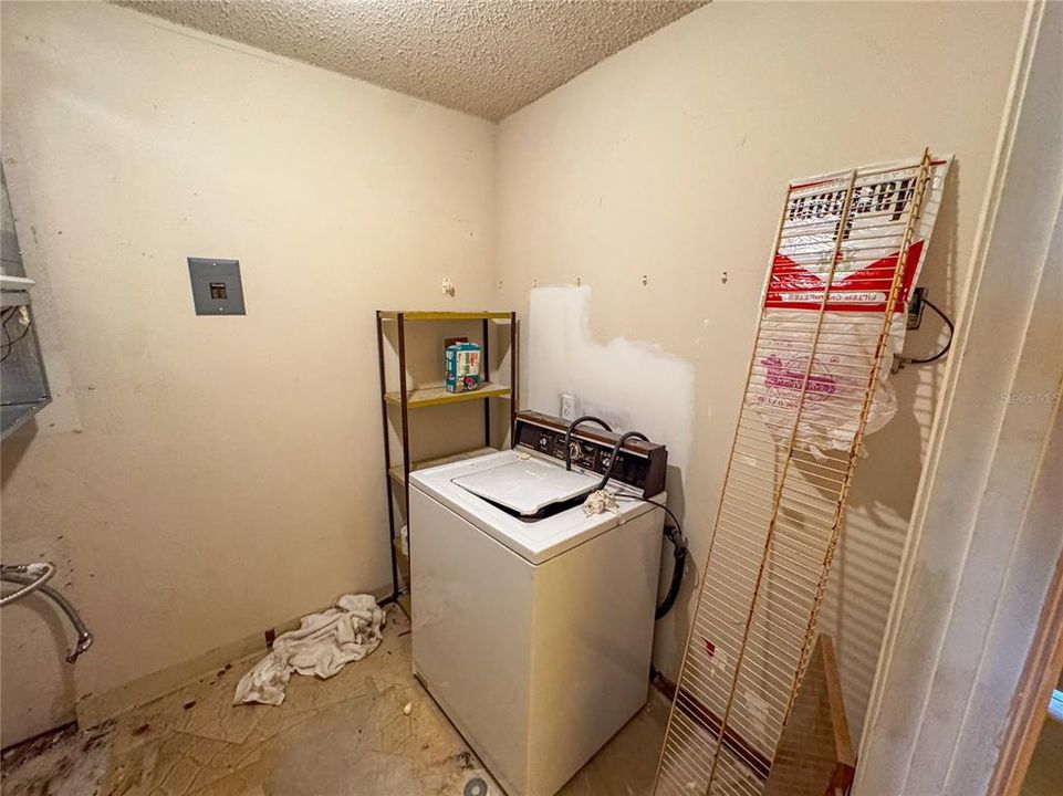 合同活跃: $115,000 (1 贝兹, 1 浴室, 807 平方英尺)