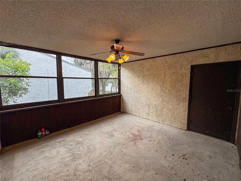 合同活跃: $115,000 (1 贝兹, 1 浴室, 807 平方英尺)