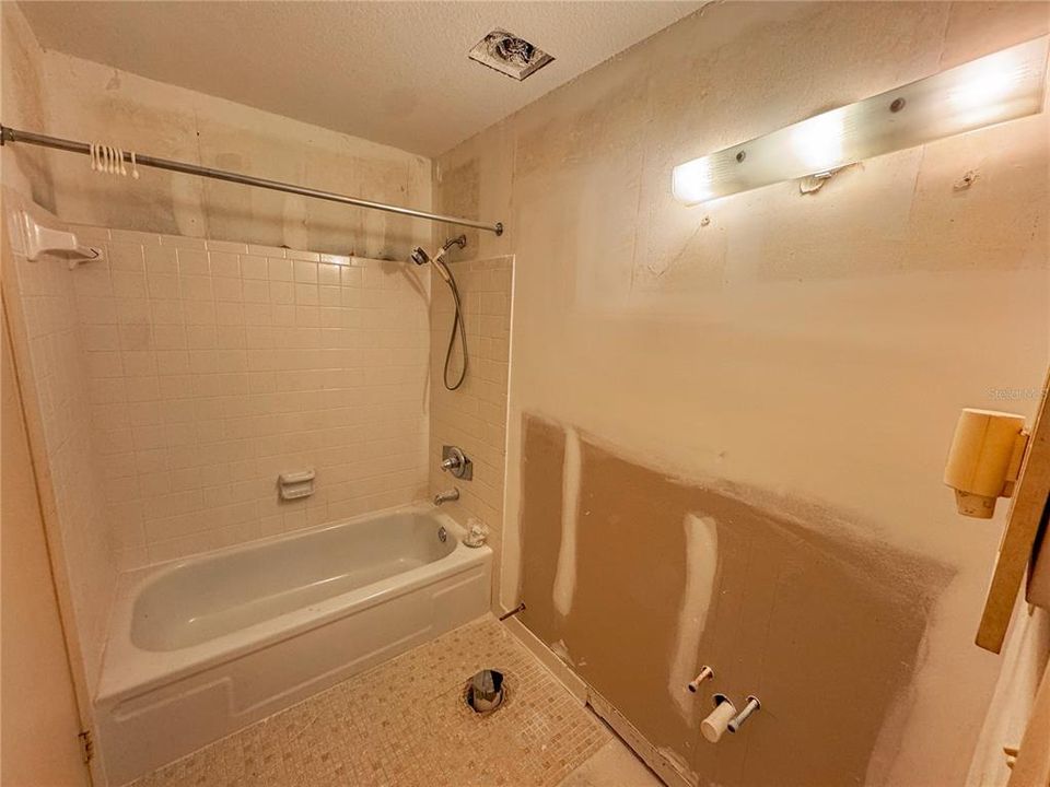 合同活跃: $115,000 (1 贝兹, 1 浴室, 807 平方英尺)