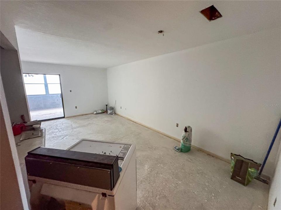 合同活跃: $115,000 (1 贝兹, 1 浴室, 807 平方英尺)