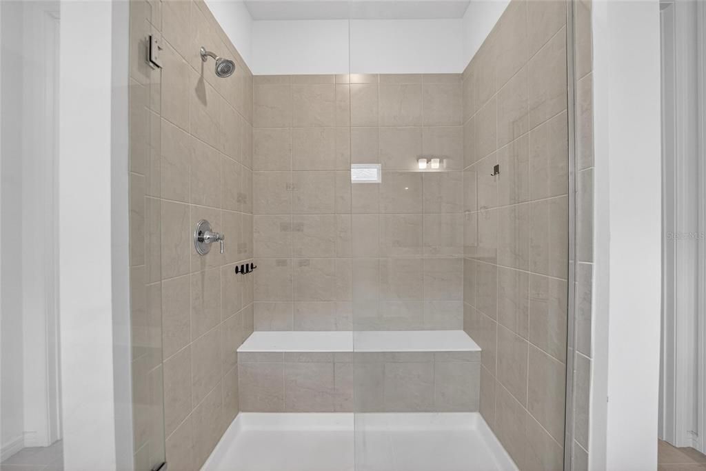 Activo con contrato: $600,000 (5 camas, 4 baños, 4281 Pies cuadrados)