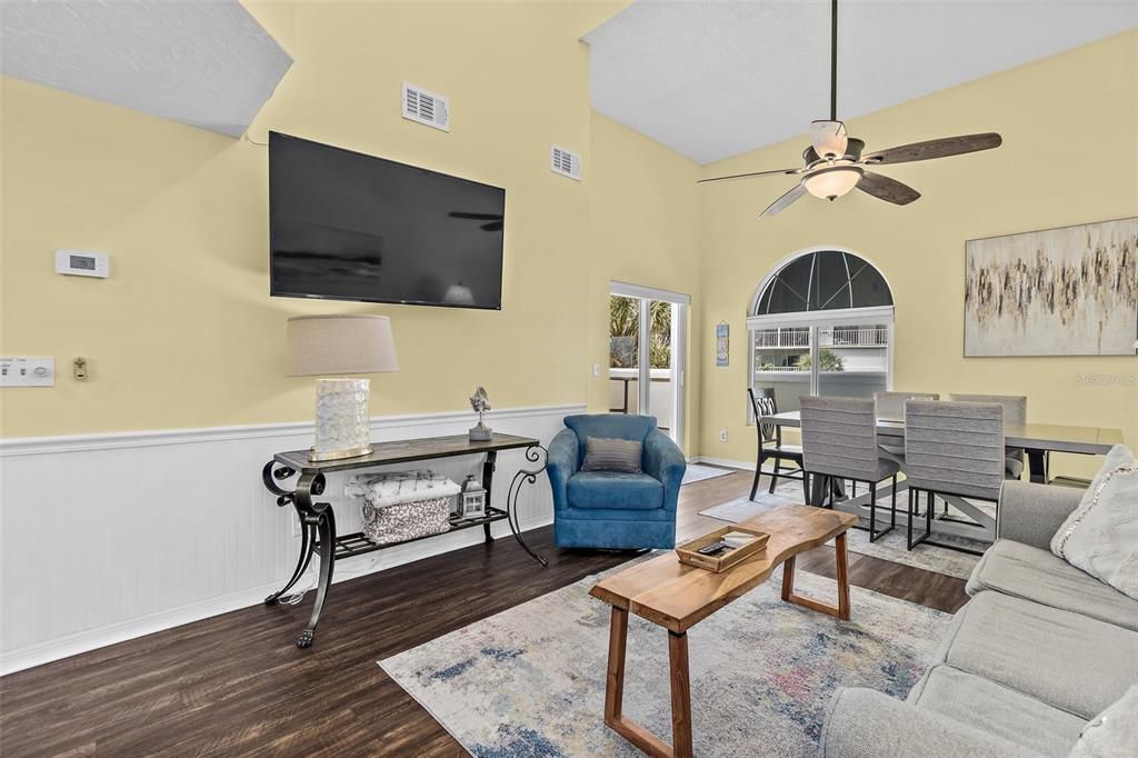 For Sale: $415,000 (2 beds, 2 baths, 1058 Square Feet)