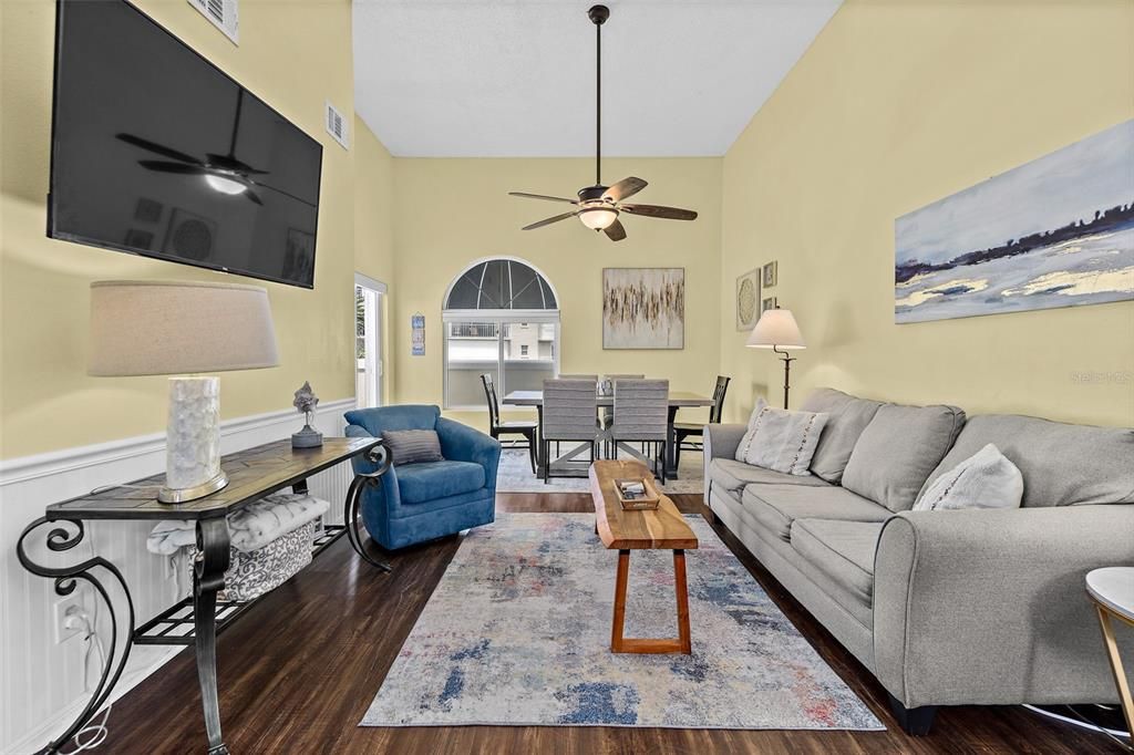 For Sale: $415,000 (2 beds, 2 baths, 1058 Square Feet)