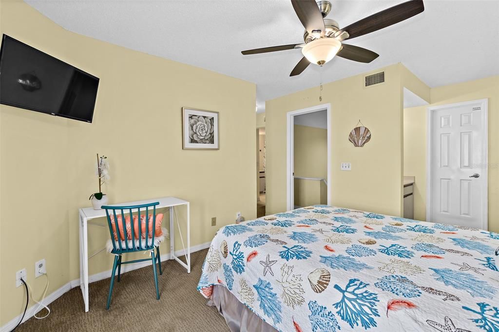 For Sale: $415,000 (2 beds, 2 baths, 1058 Square Feet)