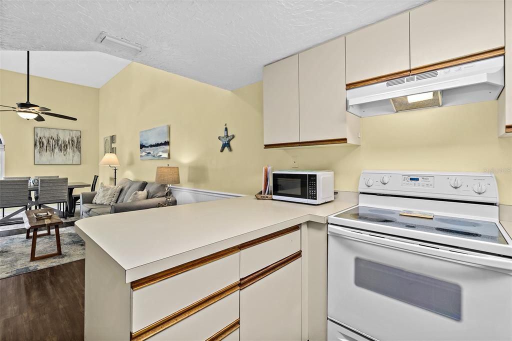For Sale: $415,000 (2 beds, 2 baths, 1058 Square Feet)