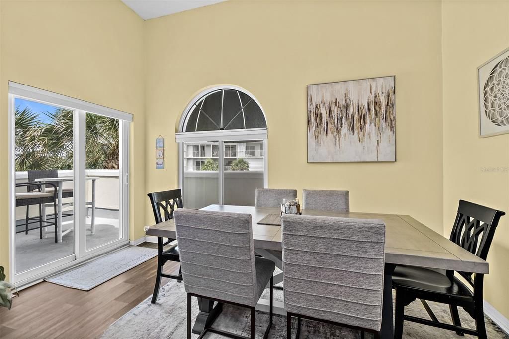 For Sale: $415,000 (2 beds, 2 baths, 1058 Square Feet)