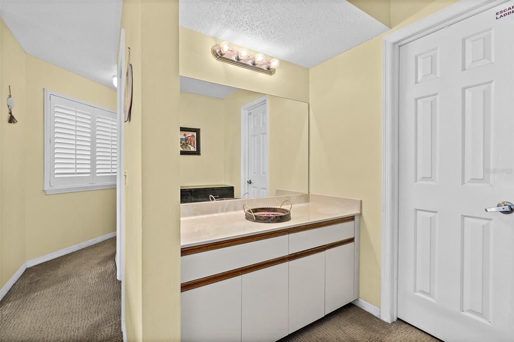For Sale: $415,000 (2 beds, 2 baths, 1058 Square Feet)