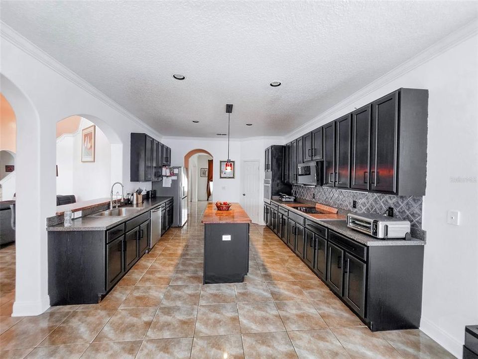 Activo con contrato: $449,900 (5 camas, 3 baños, 3314 Pies cuadrados)