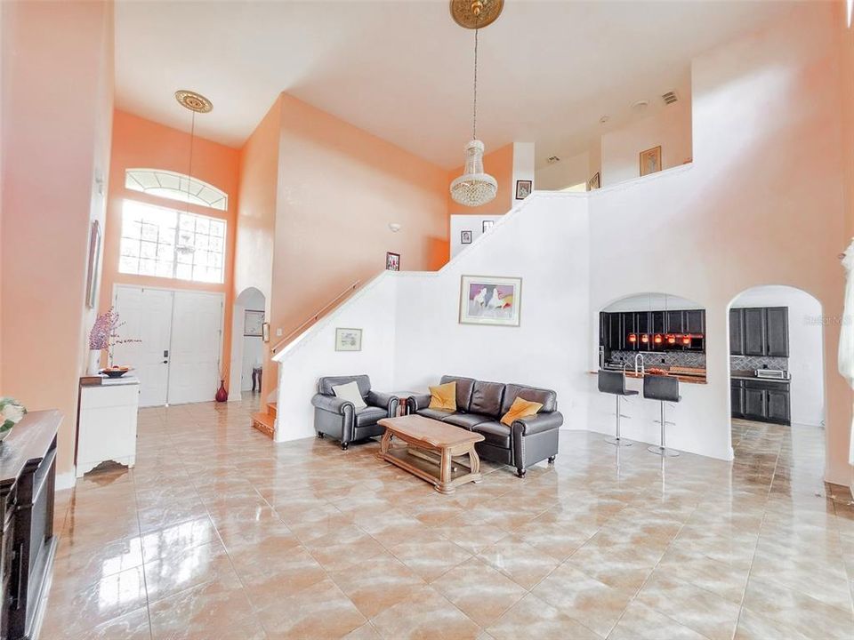 Activo con contrato: $449,900 (5 camas, 3 baños, 3314 Pies cuadrados)