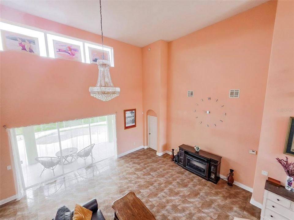 Activo con contrato: $449,900 (5 camas, 3 baños, 3314 Pies cuadrados)