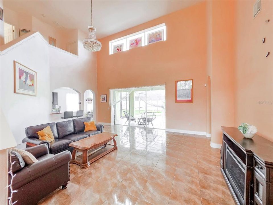 Activo con contrato: $449,900 (5 camas, 3 baños, 3314 Pies cuadrados)