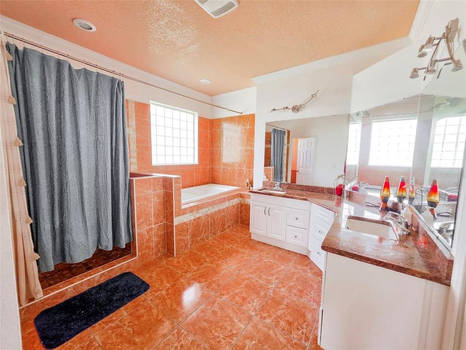 Activo con contrato: $449,900 (5 camas, 3 baños, 3314 Pies cuadrados)
