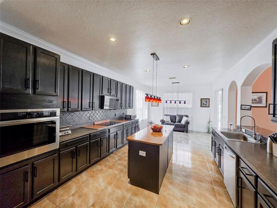 Activo con contrato: $449,900 (5 camas, 3 baños, 3314 Pies cuadrados)