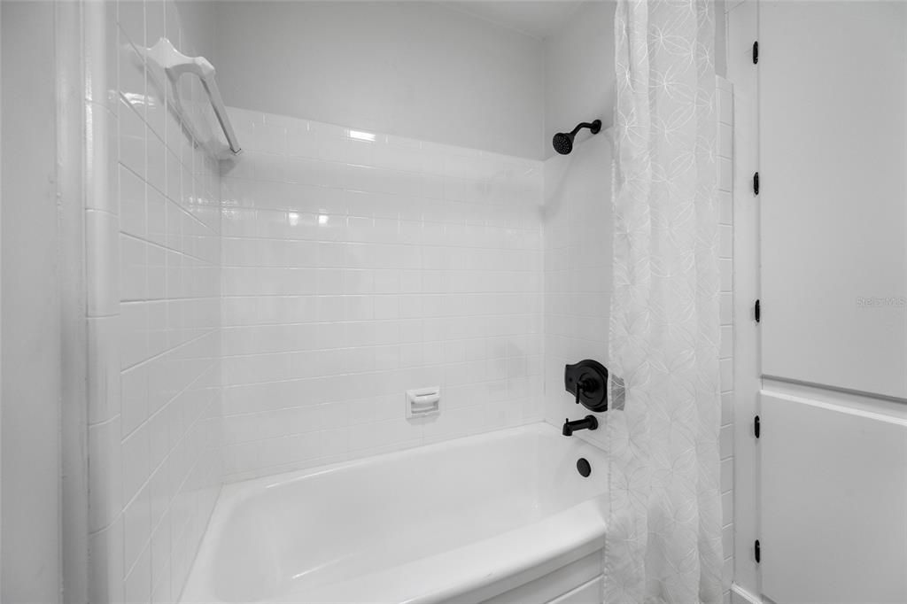 Activo con contrato: $399,000 (3 camas, 2 baños, 1368 Pies cuadrados)