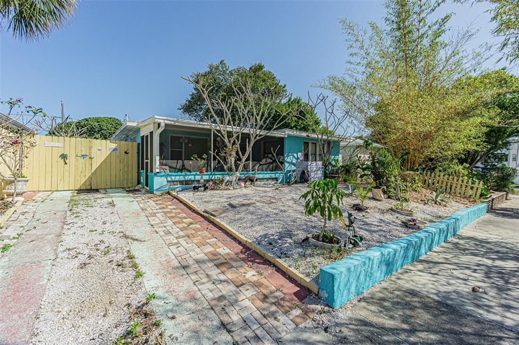 Active With Contract: $284,500 (2 beds, 2 baths, 860 Square Feet)