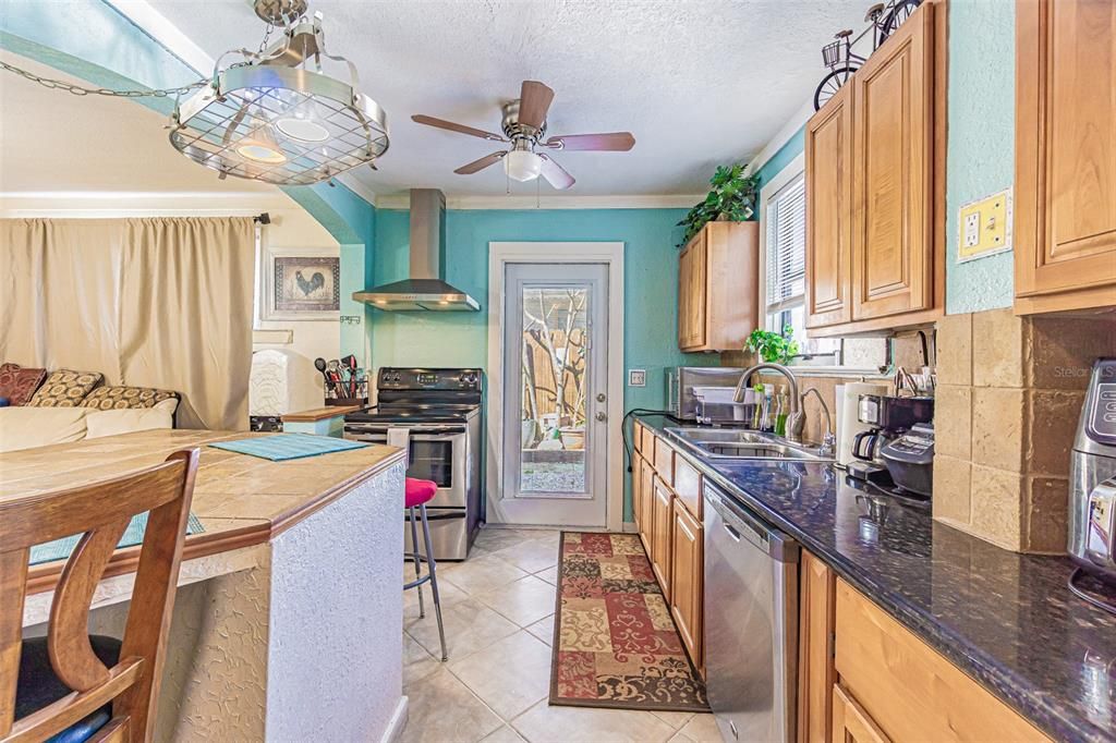 Active With Contract: $284,500 (2 beds, 2 baths, 860 Square Feet)