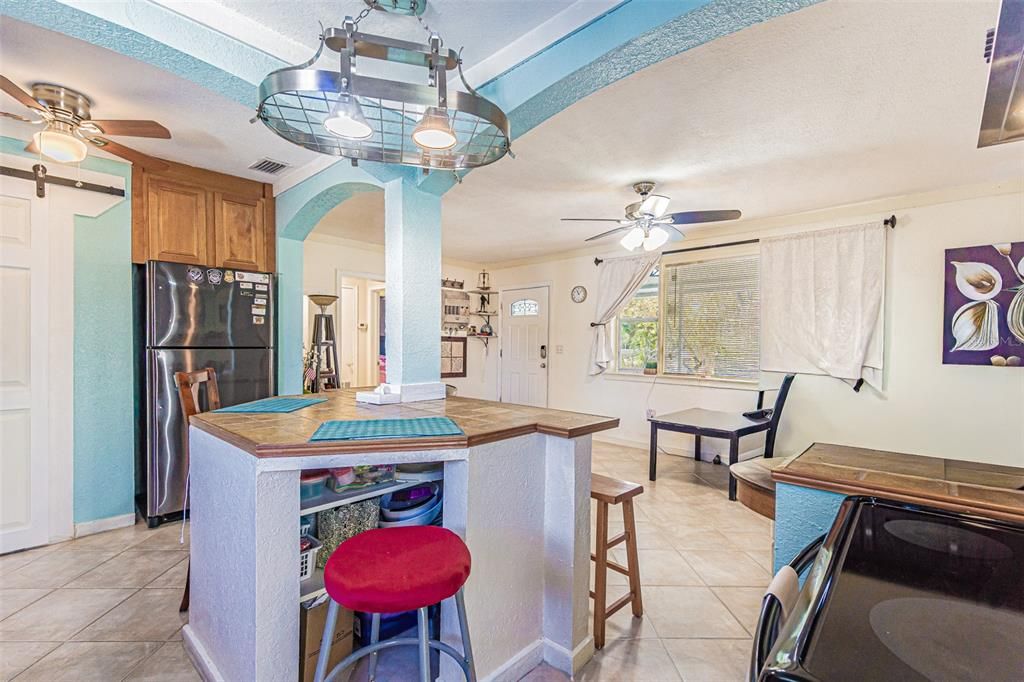 Active With Contract: $284,500 (2 beds, 2 baths, 860 Square Feet)