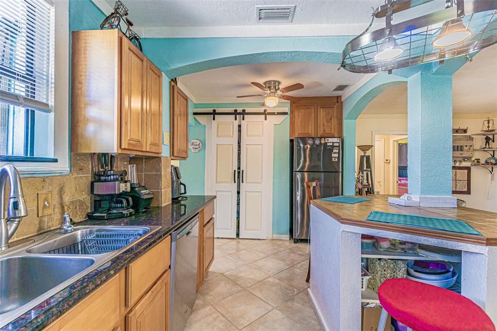 Active With Contract: $284,500 (2 beds, 2 baths, 860 Square Feet)