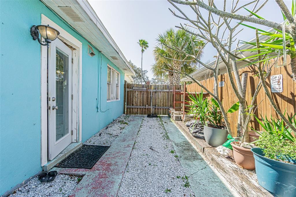 Active With Contract: $284,500 (2 beds, 2 baths, 860 Square Feet)