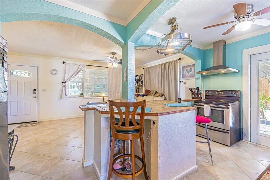 Active With Contract: $284,500 (2 beds, 2 baths, 860 Square Feet)