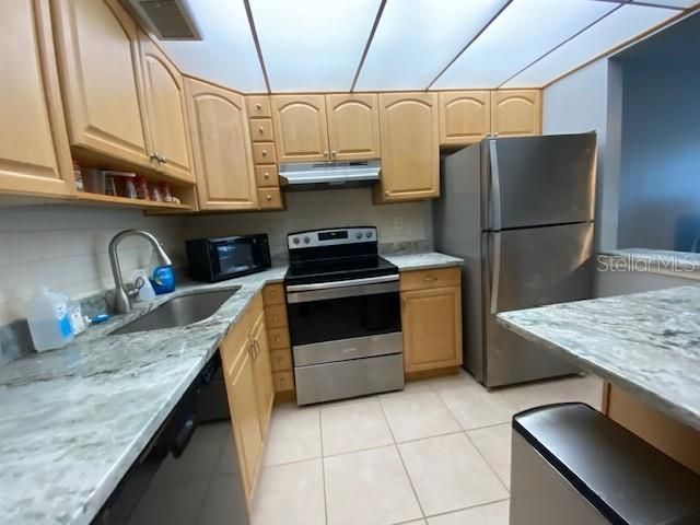Active With Contract: $1,449 (1 beds, 1 baths, 765 Square Feet)