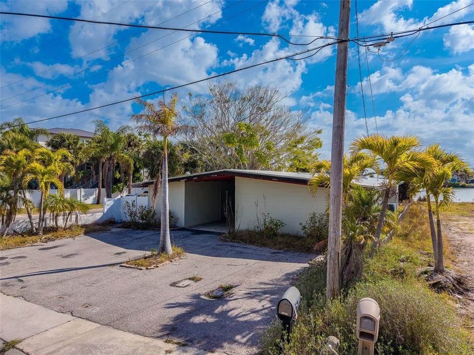 На продажу: $1,150,000 (0.17 acres)