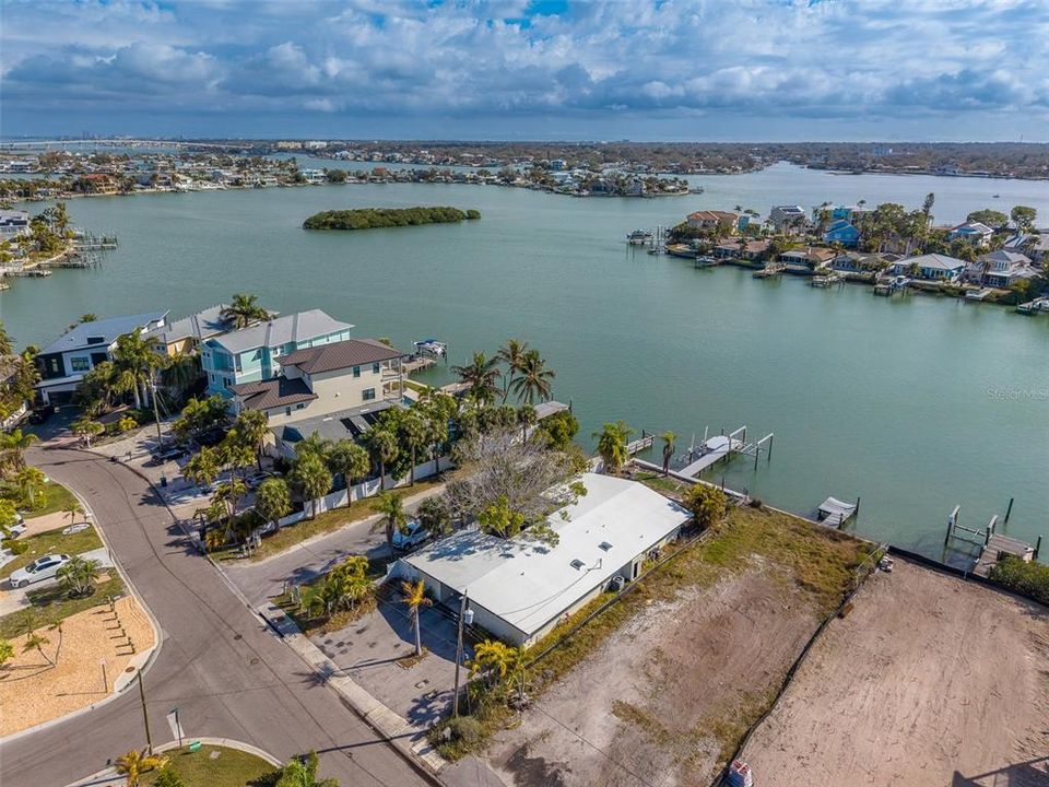 На продажу: $1,150,000 (0.17 acres)