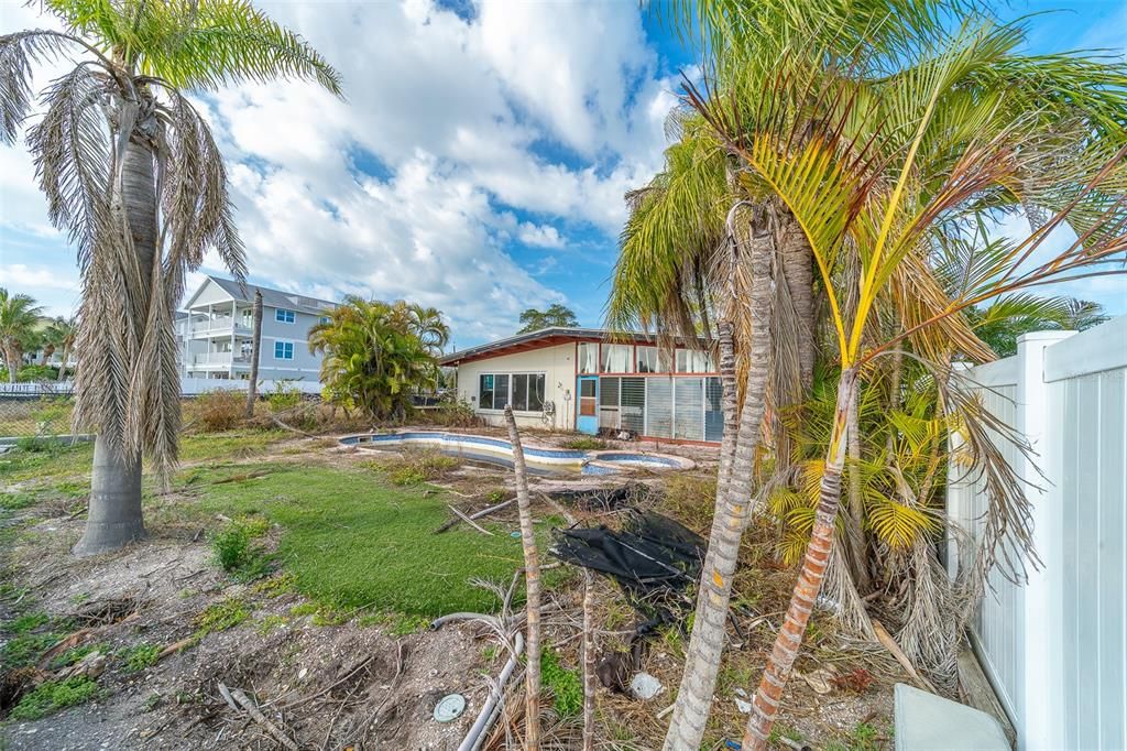 На продажу: $1,150,000 (0.17 acres)