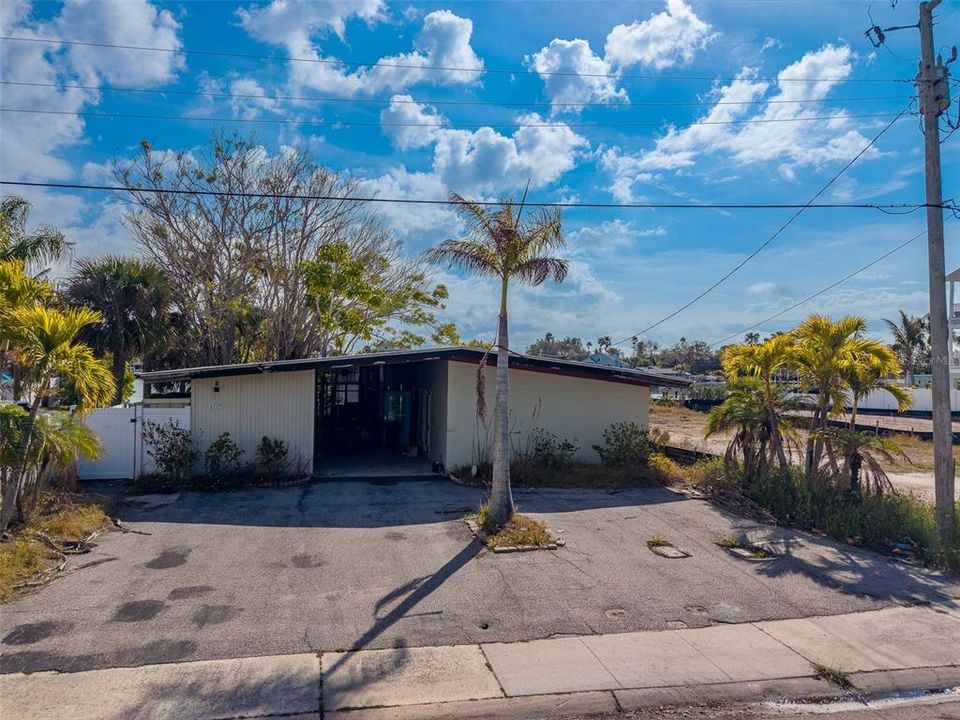 На продажу: $1,150,000 (0.17 acres)