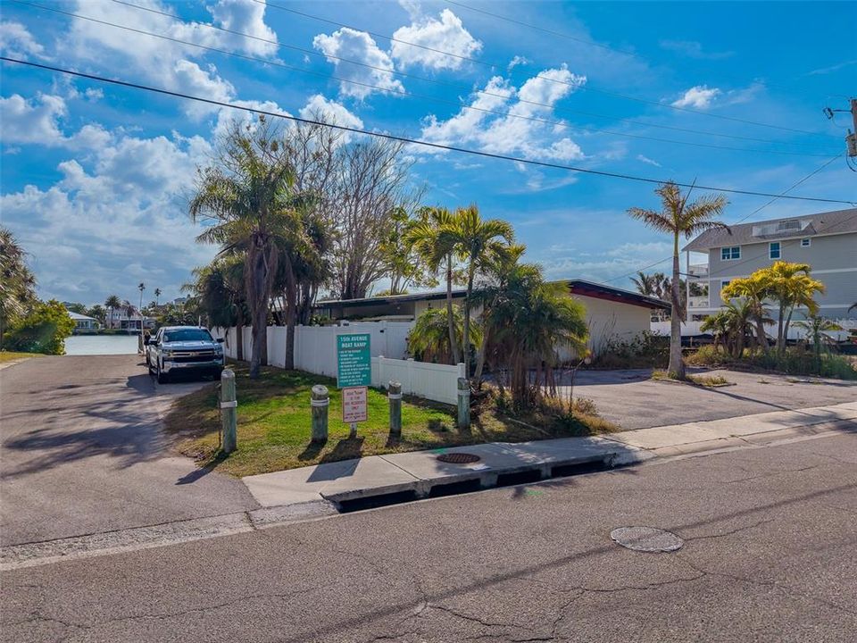 На продажу: $1,150,000 (0.17 acres)