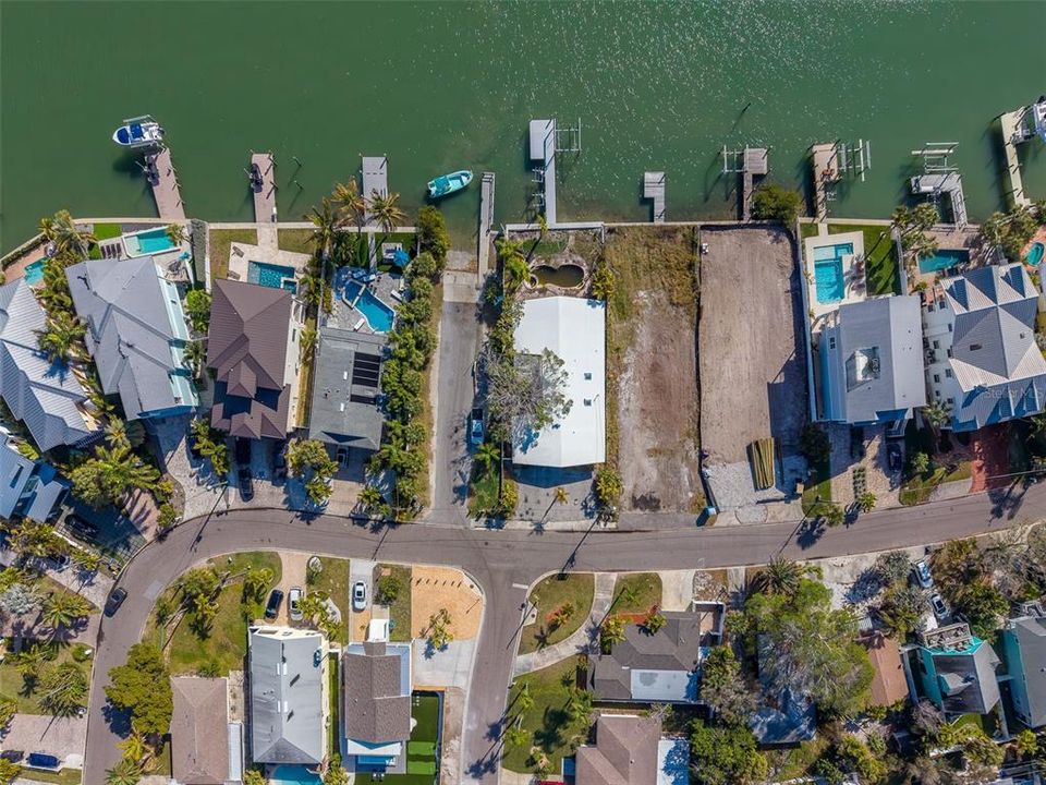 На продажу: $1,150,000 (0.17 acres)