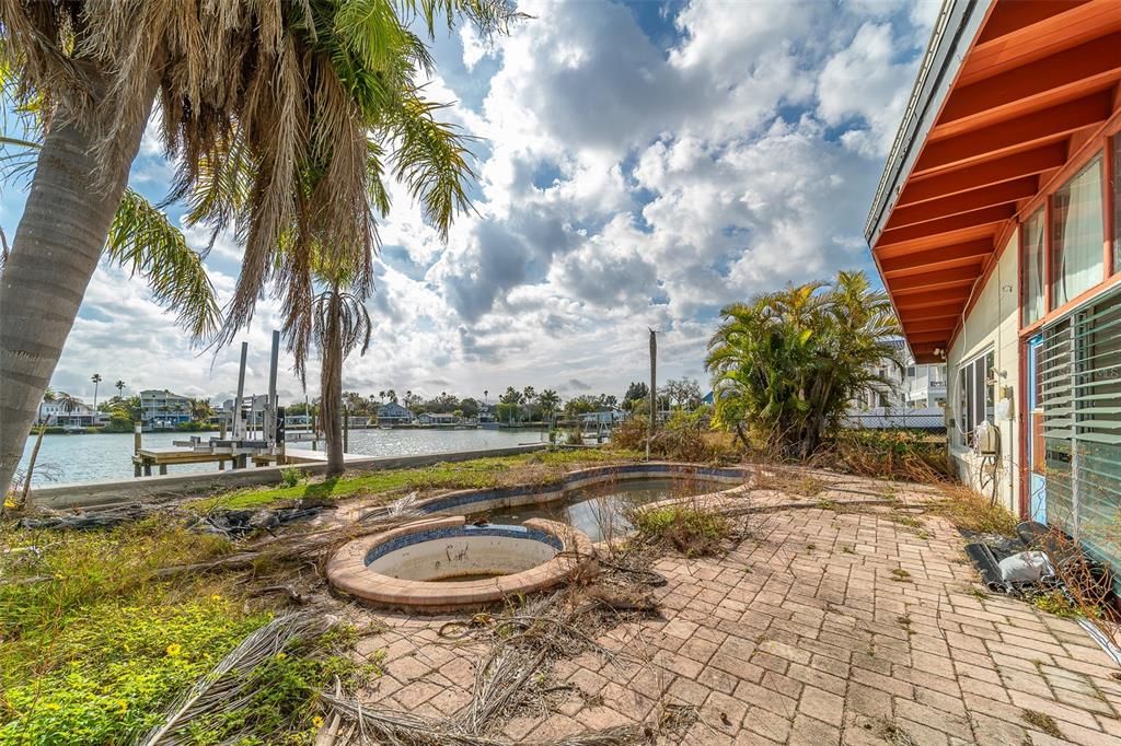 На продажу: $1,150,000 (0.17 acres)