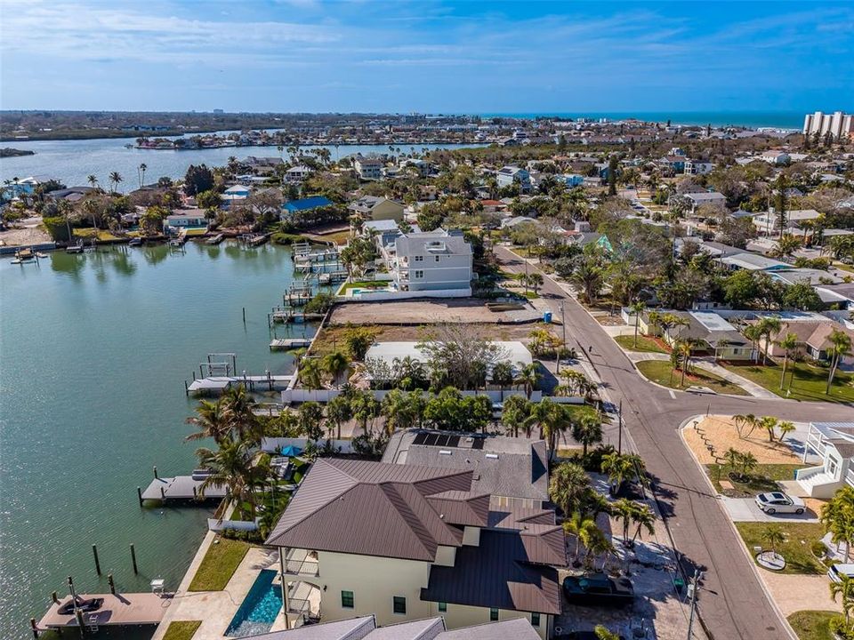 На продажу: $1,150,000 (0.17 acres)