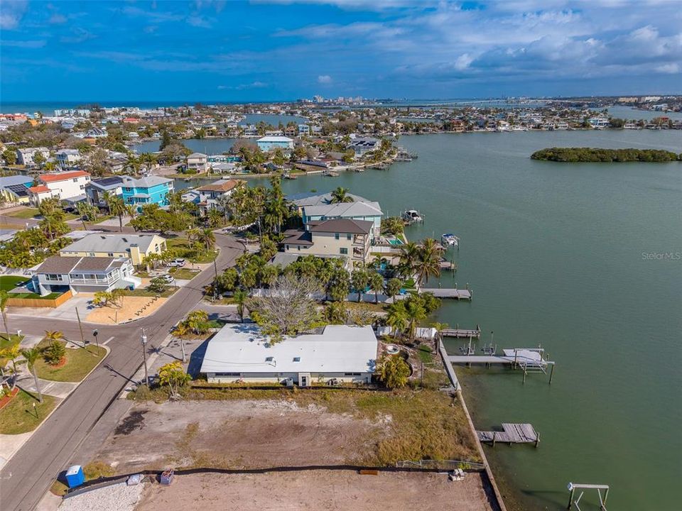 На продажу: $1,150,000 (0.17 acres)